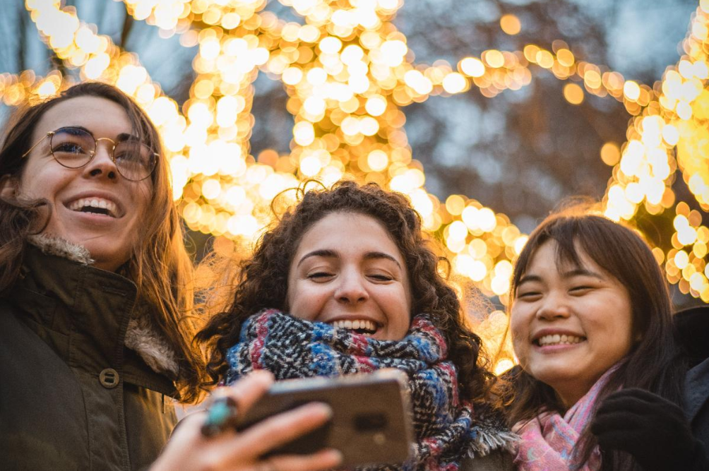 Ranking The Zodiac Signs By Who Makes Friends Most Easily